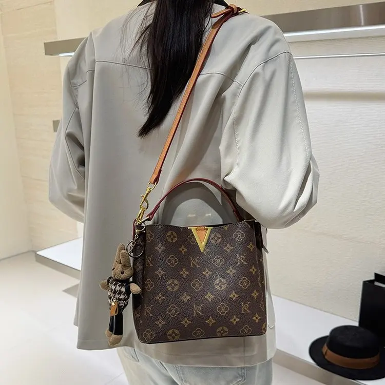 

Women's Bucket Bag 2026 New Summer Presbyopia High-end Commuting Shoulder Messenger Bag Handbag Luggage
