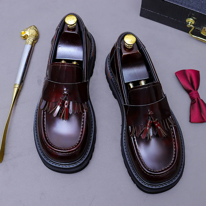 

Модная повседневная деловая кожаная обувь в корейском стиле с кисточками, лоферы из лакированной кожи, обувь без шнуровки на толстой подошве на высоком каблуке