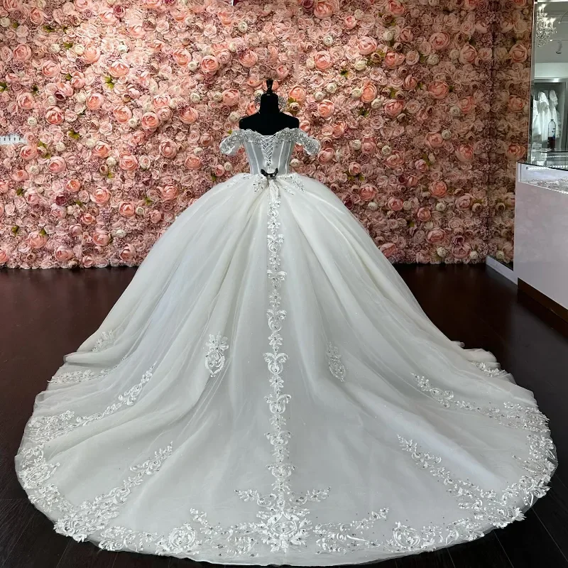 Abiti Quinceanera bianchi abiti da ballo 2024 Vintage Off The Shoulder Appliques pizzo perline volant di cristallo abiti 15 Para XV Anos