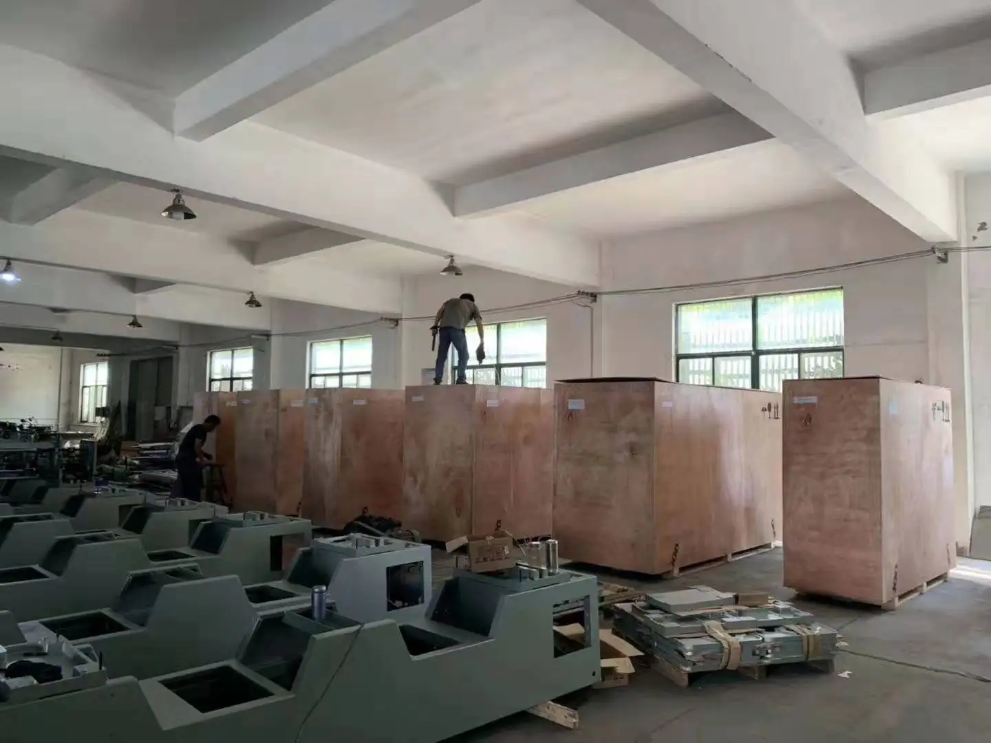 Macchina automatica per la produzione di pizzo pieghettato per vestiti