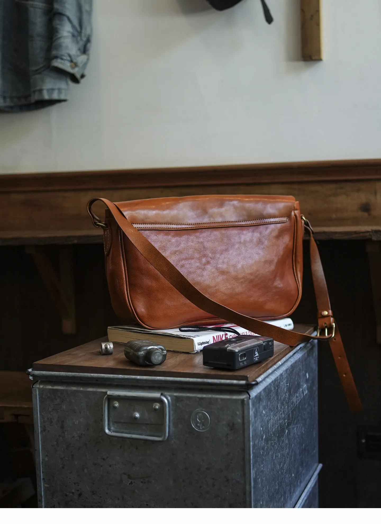 Einfache Vintage-Umhängetasche aus handgefertigtem Rindsleder der ersten Schicht für Herren, modische, lässige Reisetasche aus luxuriösem Echtleder. – Detail 13