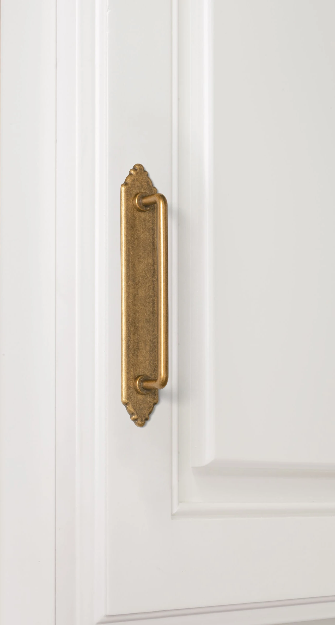 Goo-Ki Antique Brass Cabinet Pulls with Crown Crest Backplate, 5 Inch Vintage Zinc Drawer Handles for Furniture Restoration, Heavy Duty Hardware for Kitchen, Vanity, and Dresser Makeovers (2-Pack)