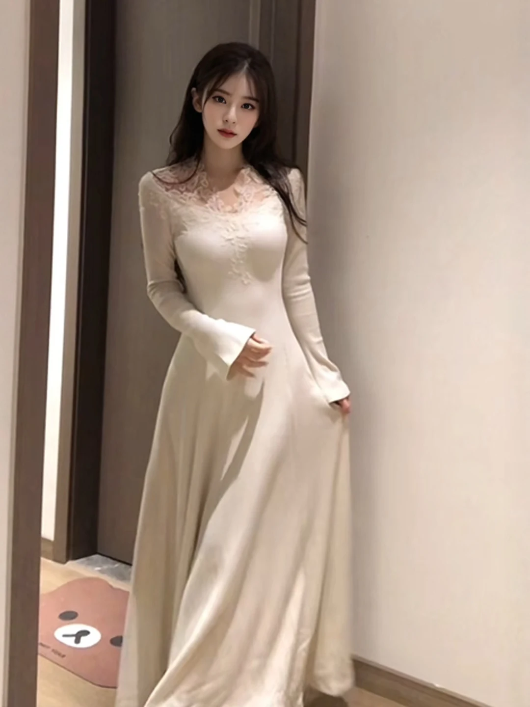 

Вязаное платье с кружевными вставками и утягивающей талией для зимы: модное, для города, улицы, церкви, свиданий, повседневное, туристическое