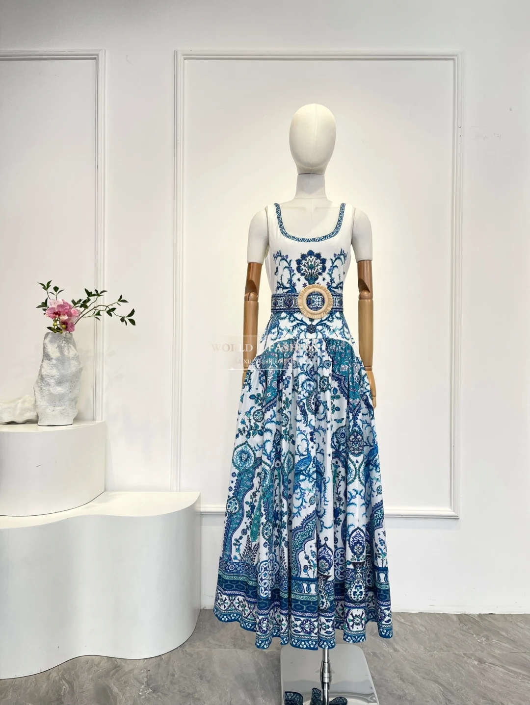 

Blue and White Porcelain Print Sleeveless Diamonds Midi Dress