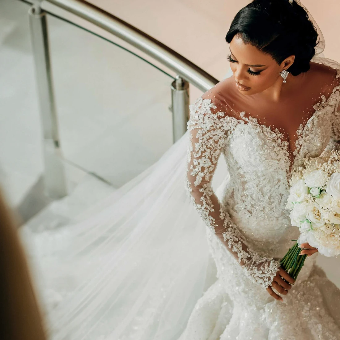 맞춤 제작된 시스루 네크라인 반짝이는 아플리케 비즈 브라이덜 드레스, 아프리카 교회용 긴팔 웨딩 가운