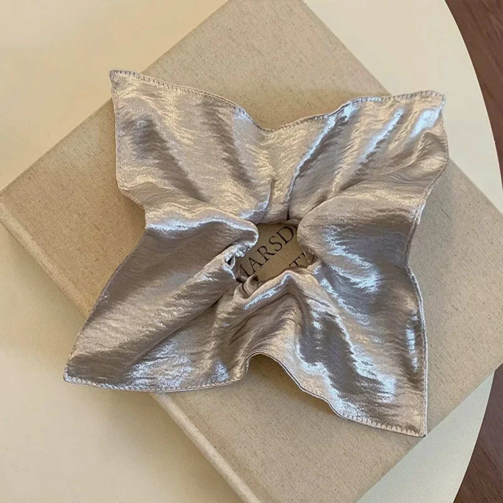 1 Stück glänzendes, silberfarbenes Haarband mit strukturierter Oberfläche, elegantes, großes Haarband, stilvolles Haaraccessoire für Damen, geeignet für den täglichen Gebrauch und für Partys. – Detail 5