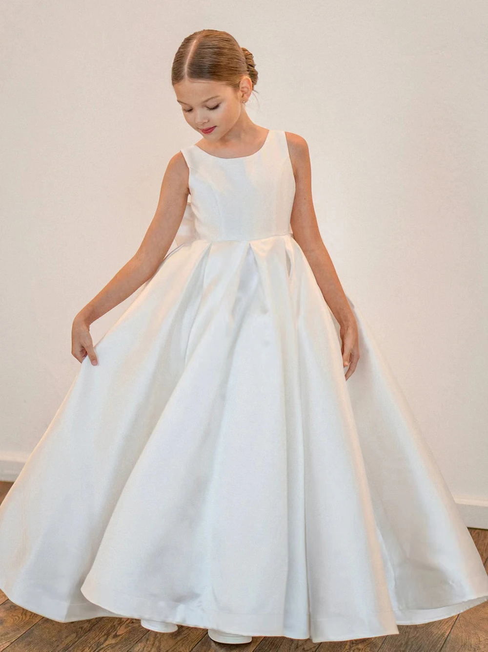 シンプルでエレガントな白いサテンの誕生日パーティー、初聖体拝領ドレス、結婚式用のノースリーブフラワーガールドレス、リボン付きボールガウン