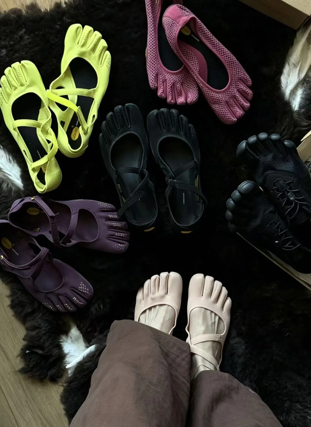 zapatillas-deportivas-originales-para-mujer-con-diseno-de-cinco-dedos-antideslizantes-ideales-para-entrenamiento-y-actividades-fisicas-y-se-entregan-en-una-caja-de-zapatos