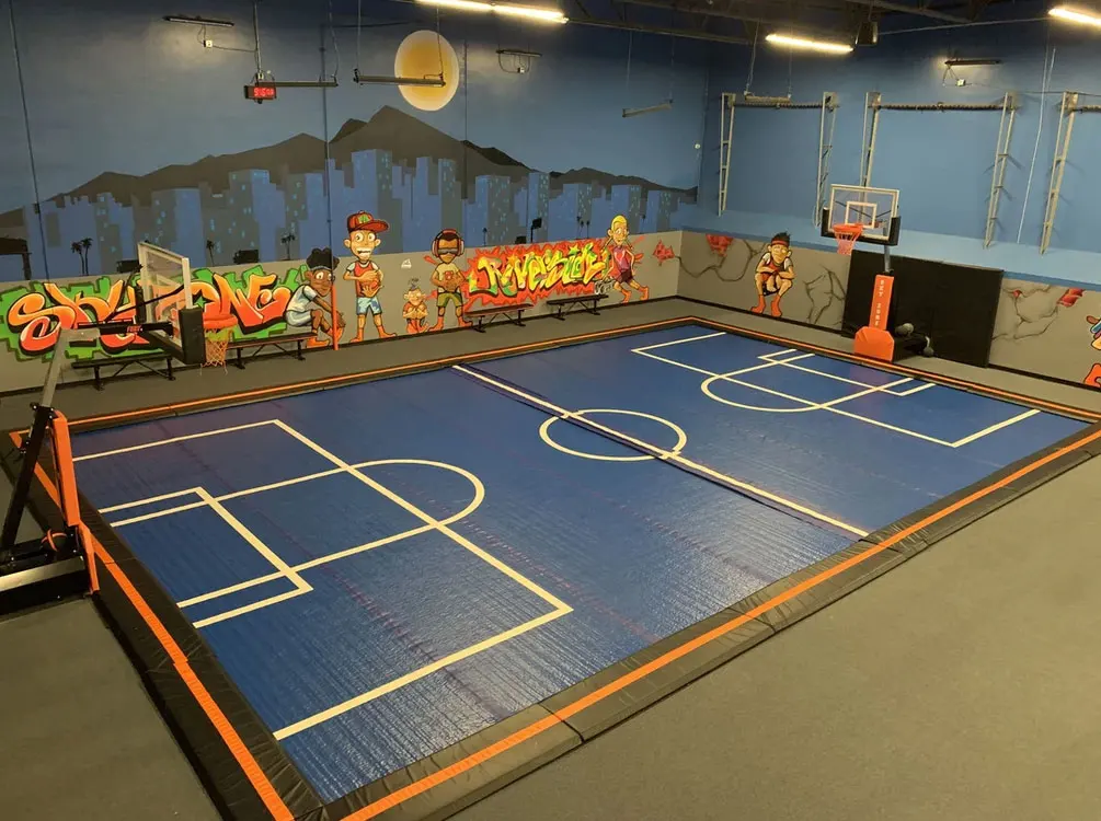 フローティングトランポリンサッカーコートスポーツホールジャンプ体操マットインフレータブルエアコート
