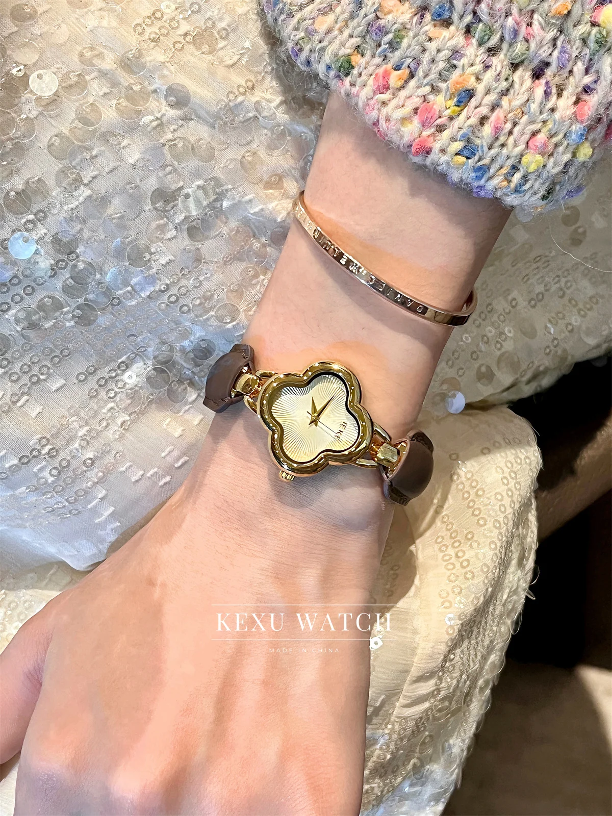 ساعة IEKE ساعة وجه مستوحاة من الطراز البرسيم للنساء، ساعة يد كوارتز أنيقة بمينا أزرق/ذهبي/رمادي/أبيض للسيدات