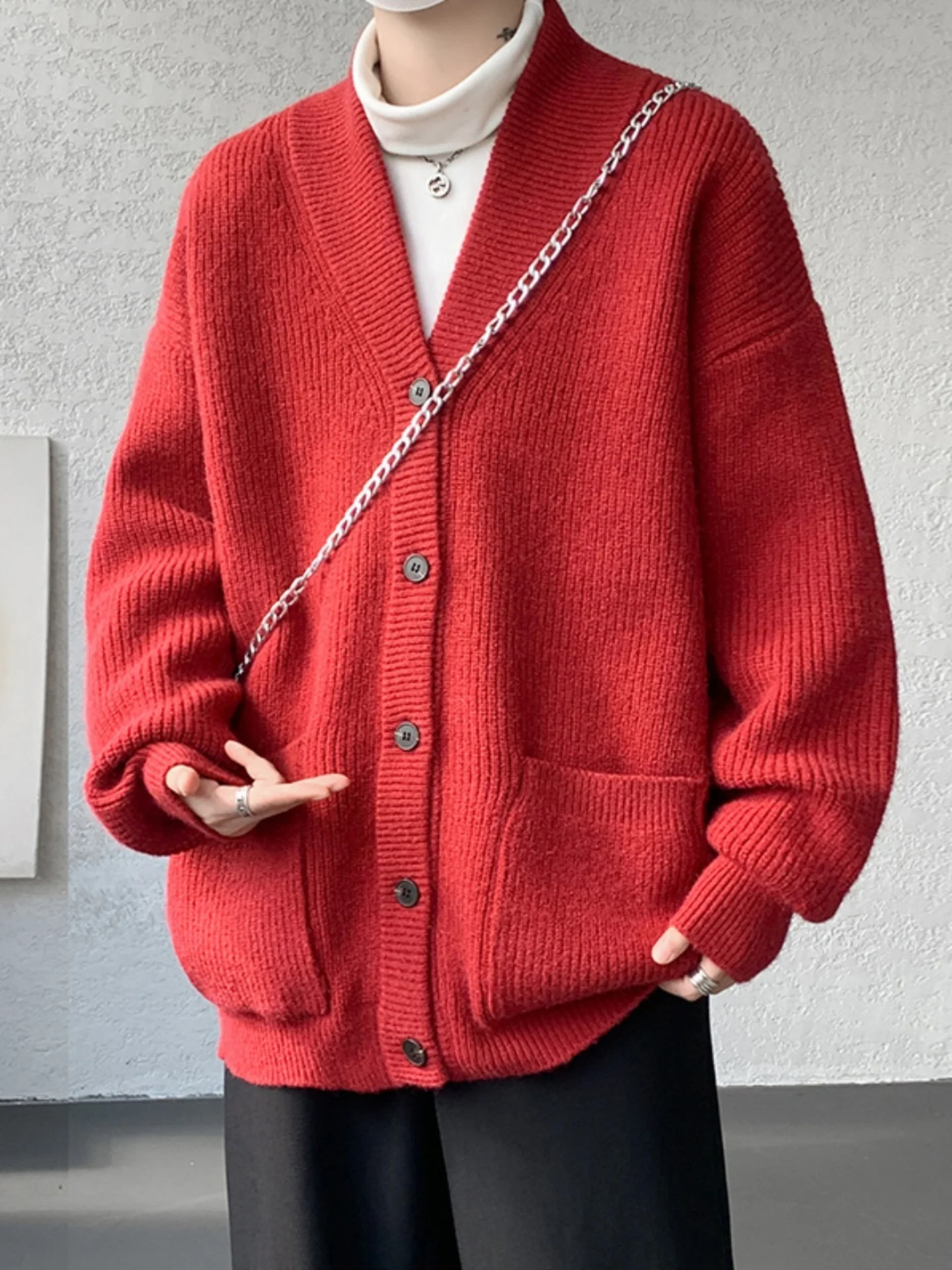 

Мужской вязаный кардиган свободного кроя с отложным воротником, однотонный, осенний, красный, повседневный свитер из мягкой и комфортной смесовой ткани (полиэстер)