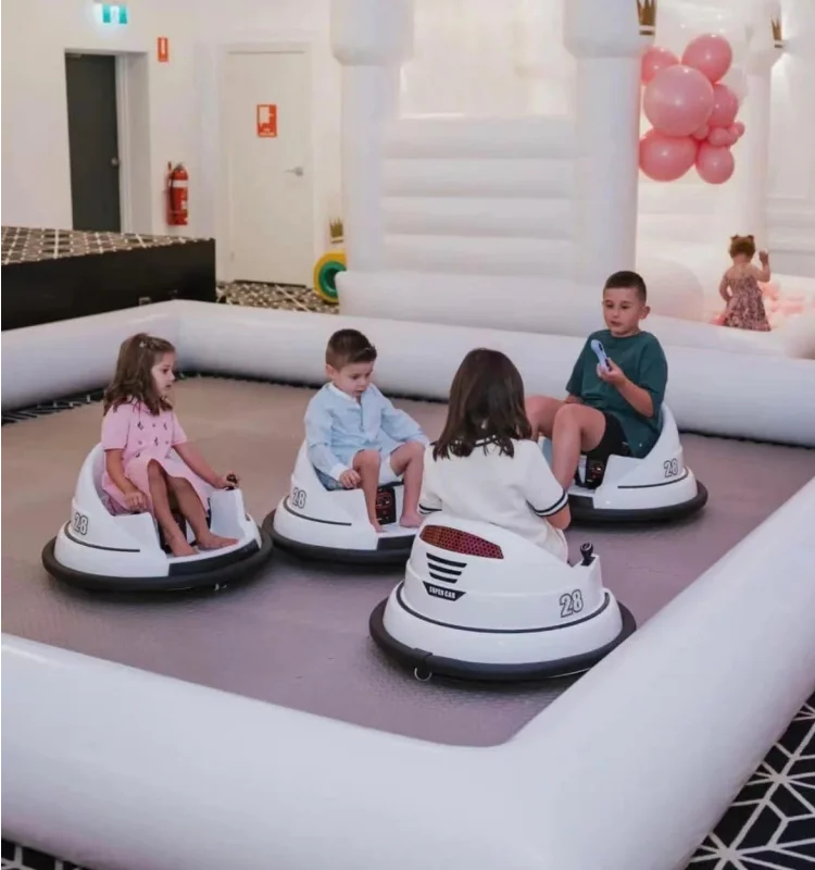 สนุก Commercial คลาสสิกสีขาวกันชนรถยนต์ Inflatable Arena Yard Track เด็ก Inflatable Race Track สีขาวเช่า Inflatable Arena