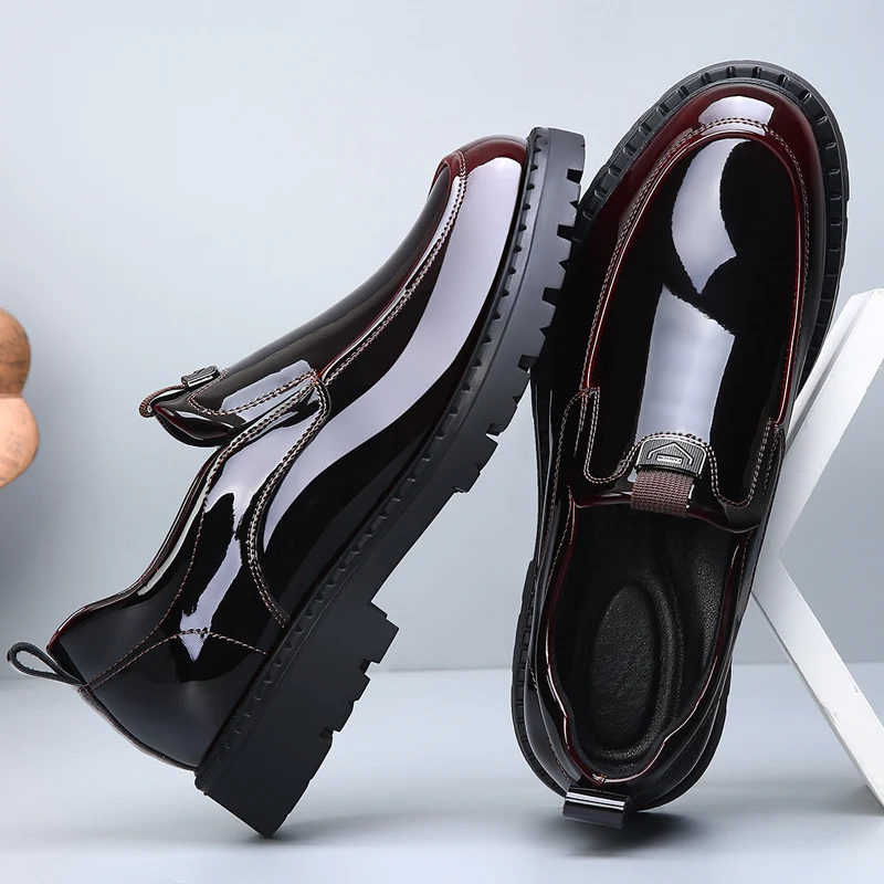 

Новые мужские кожаные туфли в минималистском повседневном стиле для офисной или деловой работы, хит продаж для взрослых, костюмные туфли на толстой подошве, черные, универсальные