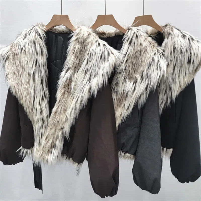 

Redefine зимней роскоши. Наш укороченный костюм с воротником из искусственного меха имеет плюшевый крой оверсайз с уютной флисовой подкладкой.