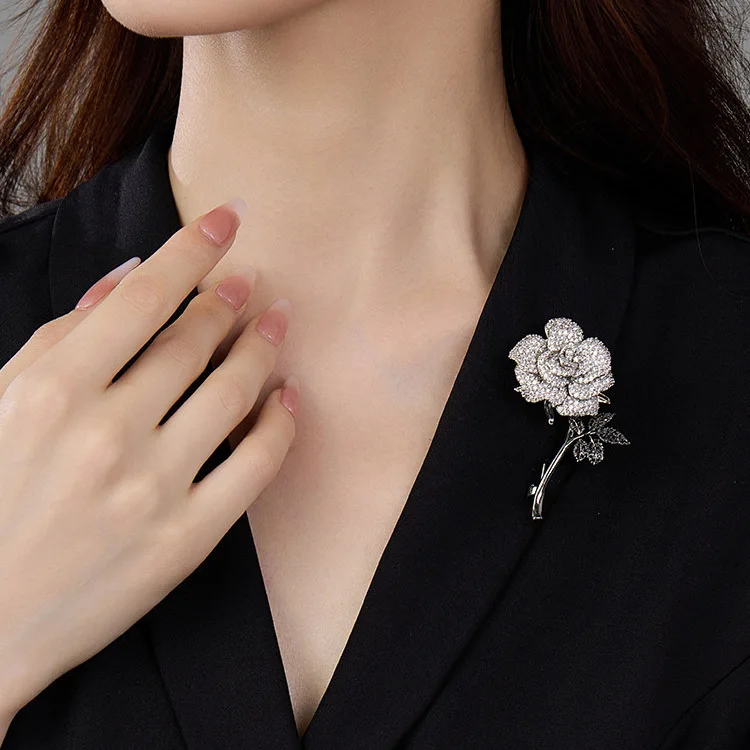 Chinesische Mode-Broschen mit Strasssteinen in Silberfarbe, Rosenmuster, für Damen, trendige, zarte Blumen-Anstecker, Party- und Freizeitaccessoire, Geschenk, Schmuck. – Detail 6