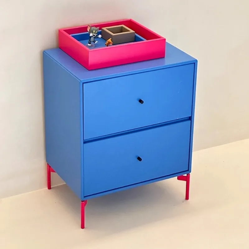 طاولة بجانب السرير لمشاهير الإنترنت