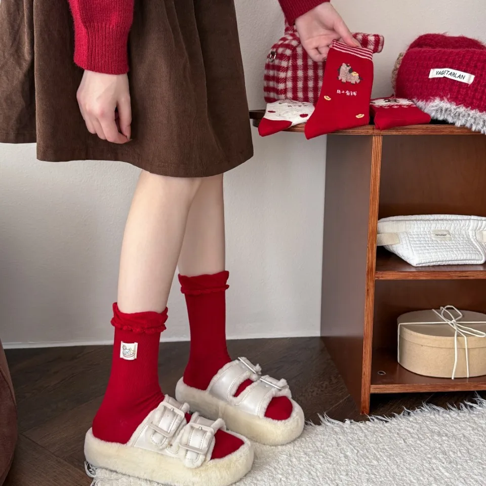 جوارب 2025 25 عامًا من الحظ السعيد في العام الجديد، نسائي من القطن الممشط الأحمر اللطيف برسوم كرتونية سنة الحصان