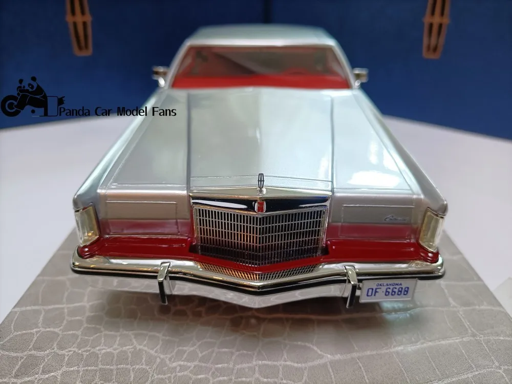 AMC 1/18 Lincoln Continental Limousine Model Lincoln Mark V 1979 Red and Silver Special Edition Ornament Decoration Collectible