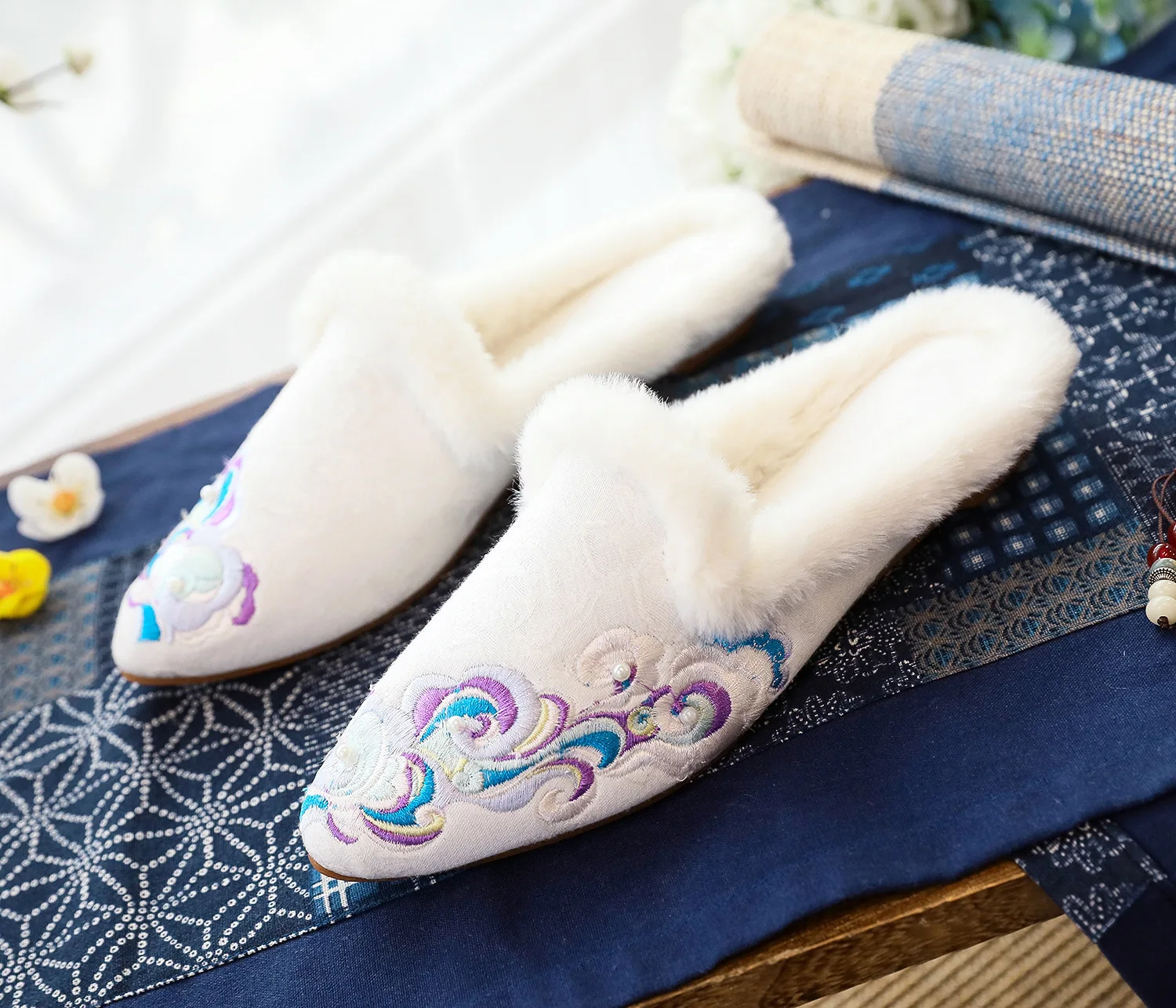 Unique Ethnic Cotton Slipper Pointy Fashion Chinese National Style Embroidered Cloth Shoe Women Oriental Trend Shoes