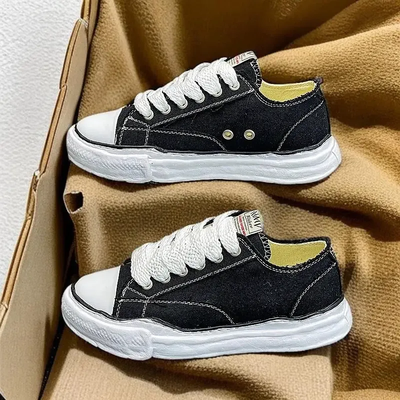 

Classic fashion versatile men's and women's couple sneakers 2026 travel walking shoes