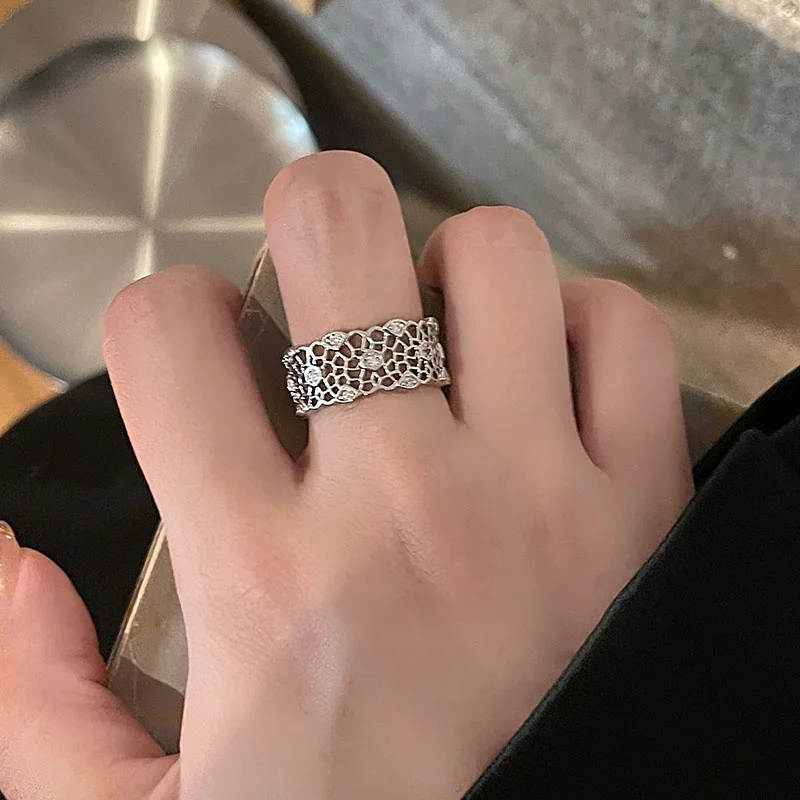 

Винтажное кольцо из пчелиного воска с кружевным узором, женское модное ювелирное украшение из сплава с искусственными камнями, полый дизайн, высокое качество