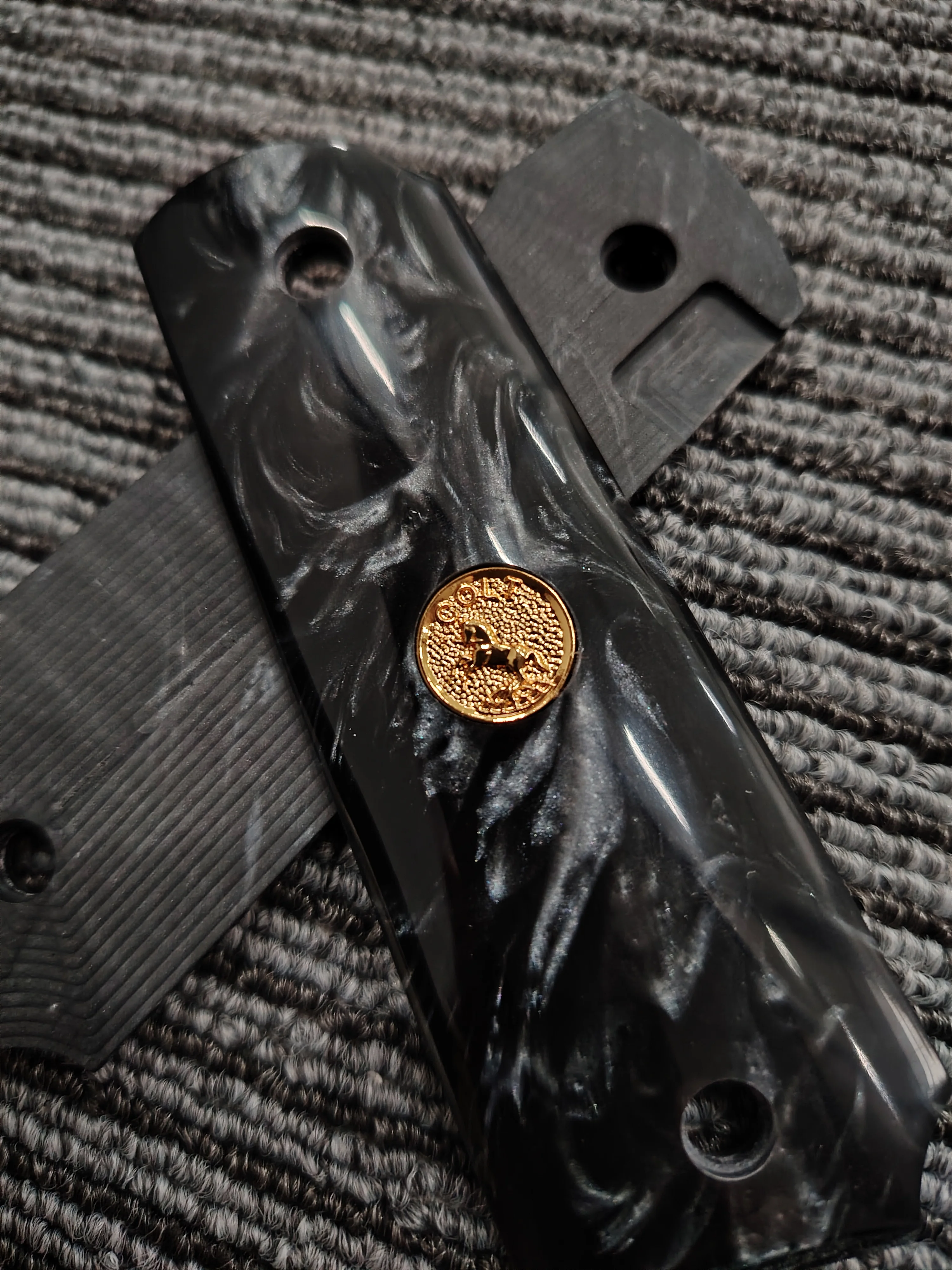 1911 Grips Full Size, Black Pearl Gold Colt Medallion, geschikt voor Colt, Kimber, Springfield, Remington, Rock Island, Government Commander