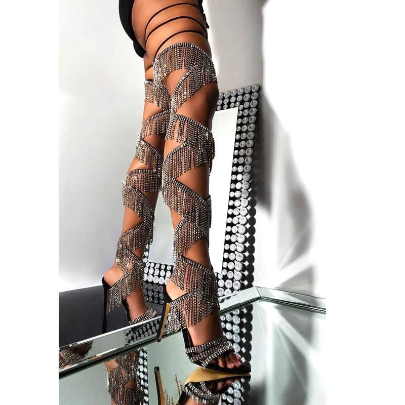 Letnie, błyszczące sandały-botki z łańcuszkami z cyrkonii, frędzlami, krzyżowymi paskami, wiązane na uda, z kryształkami, sznurowane, damskie, z wycięciami, za kolano.