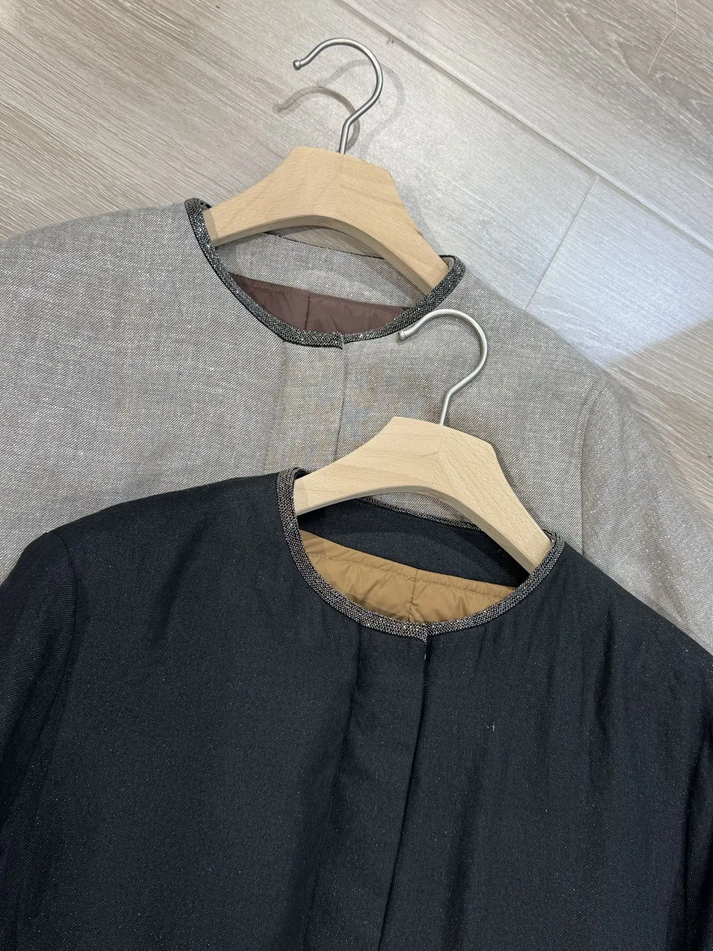 وصل حديثًا لشتاء 2025: سترة نسائية عالية الجودة برقبة دائرية وأكتاف منسدلة من الكتان واللؤلؤ - أنيقة ودافئة