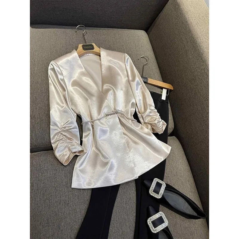

A New Summer Fashion and Stylish Top with Lace-up Cinched Waist V-neck Pleated Three-quarter Cufflinks Satin Acetate Suit Women