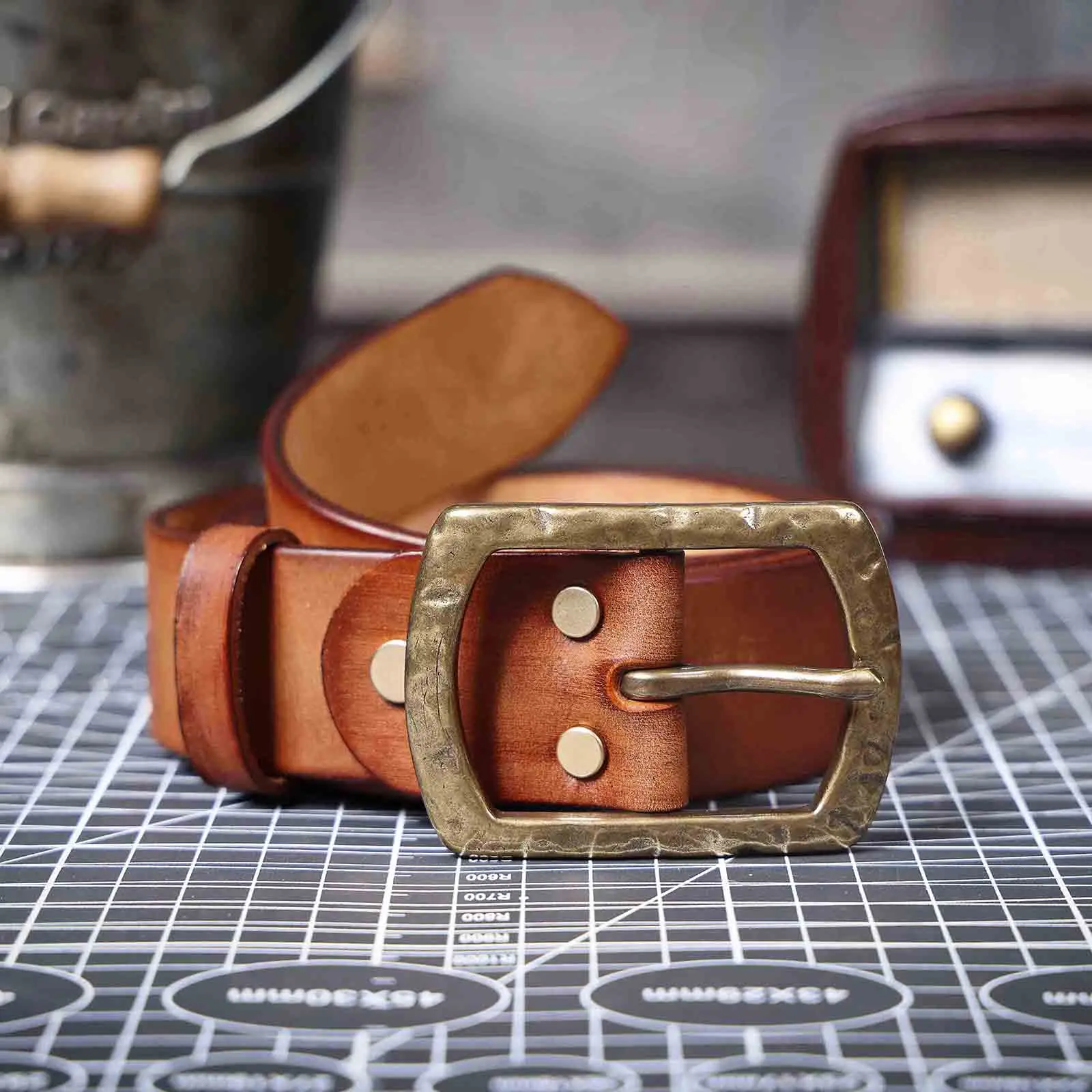 Echtleder-Herrengürtel mit massiver Messingschnalle, handgefertigter Casual-Gürtel mit Geschenkbox, verdicktes italienisches Leder – Detail 18