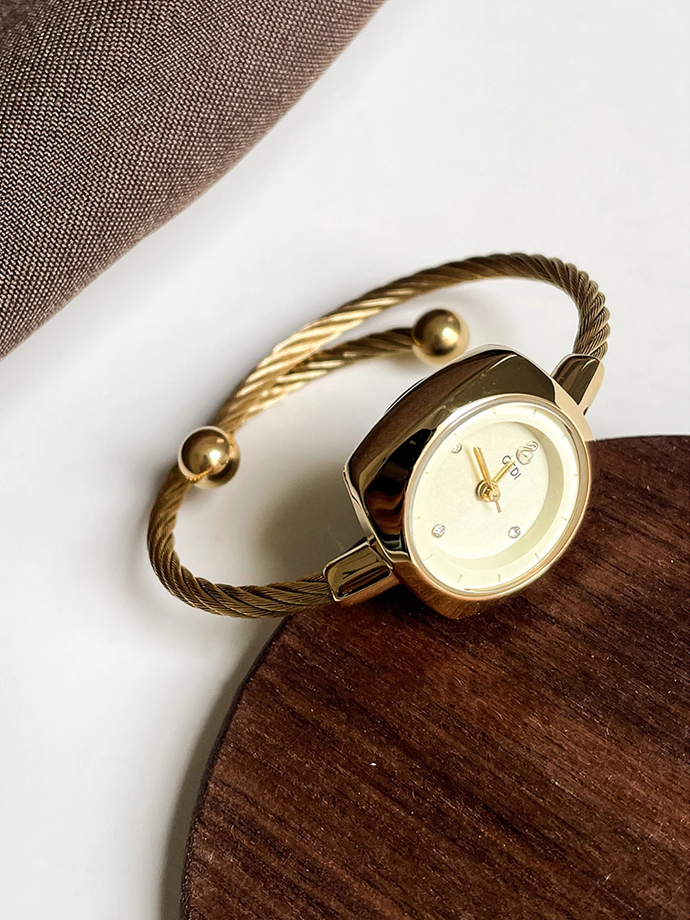Vintage Creative Women's Watches Square Dial Delicate Metal Crafted Rope Bracelet Ladies Quartz Watch Clock Wristwatch Gift