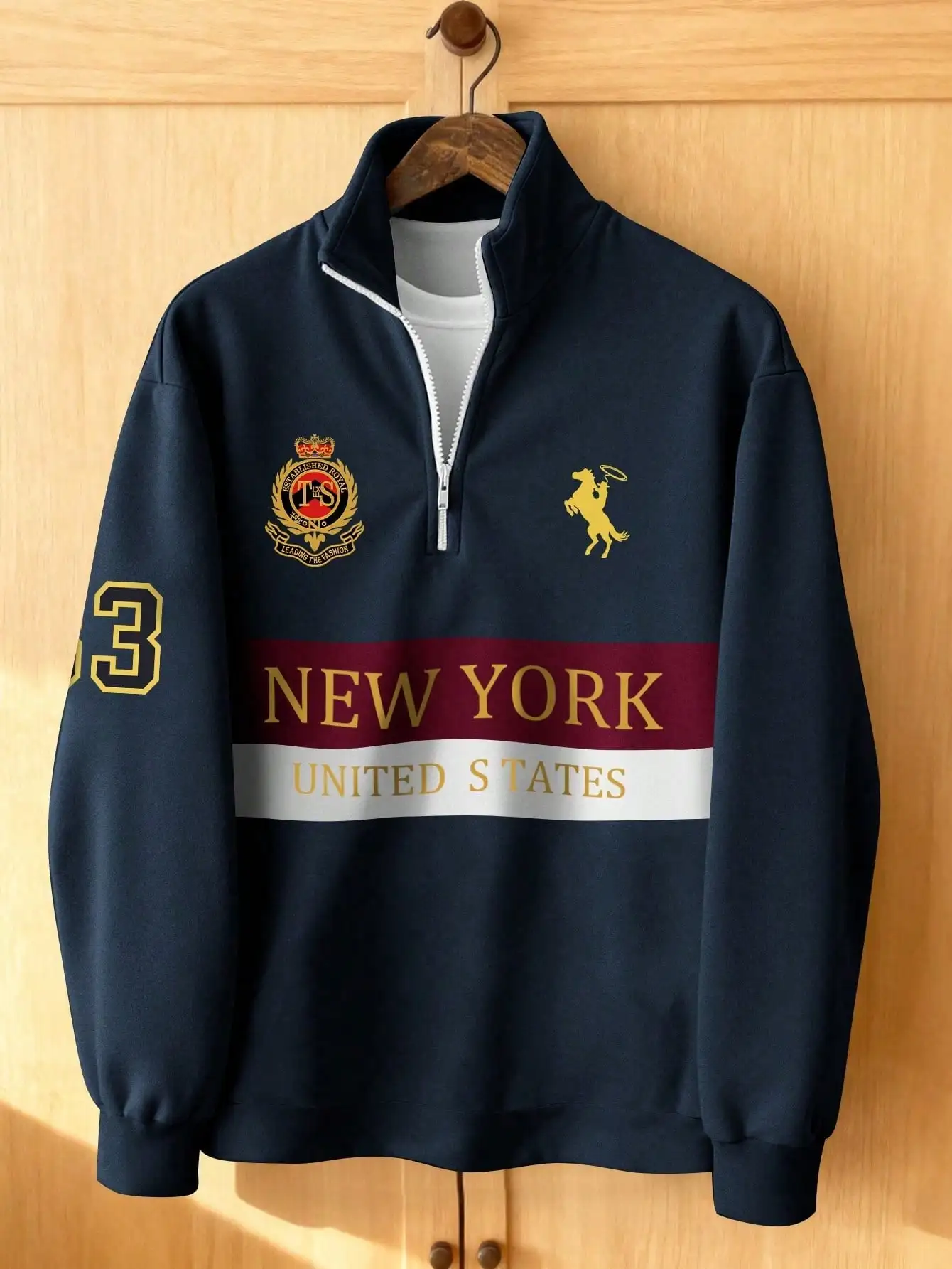 

Мужской темно-синий свитшот с короткой молнией, ретро-графикой, полосками и номерами