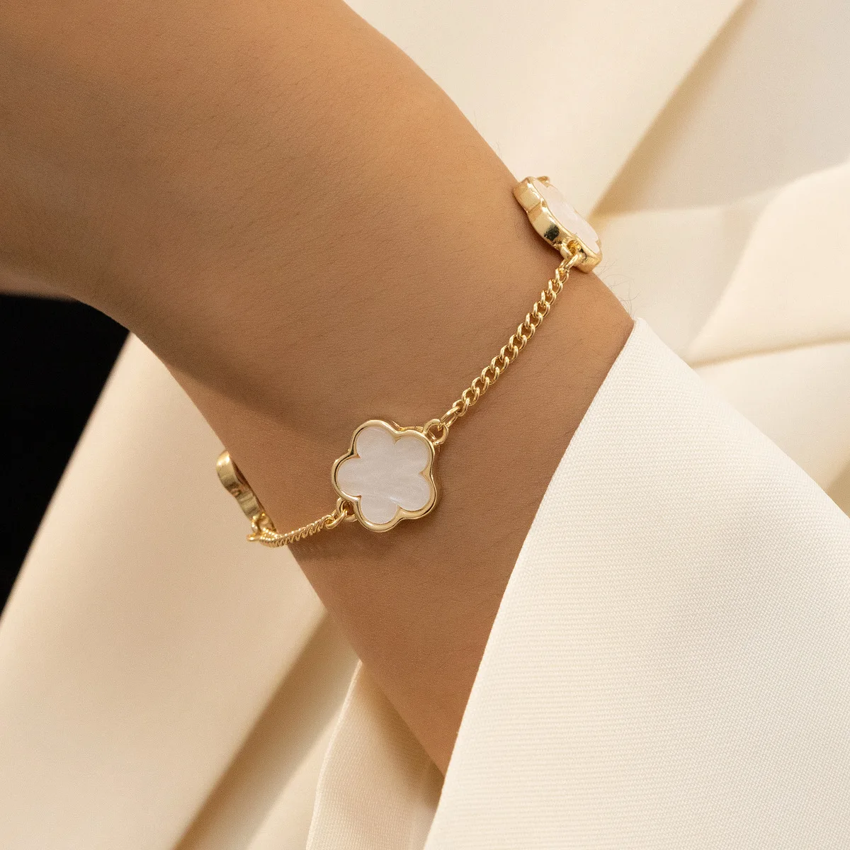 

European and American cross-border hot-selling jewelry niche design high-end five-leaf clover bracelet versatile chain jewelry