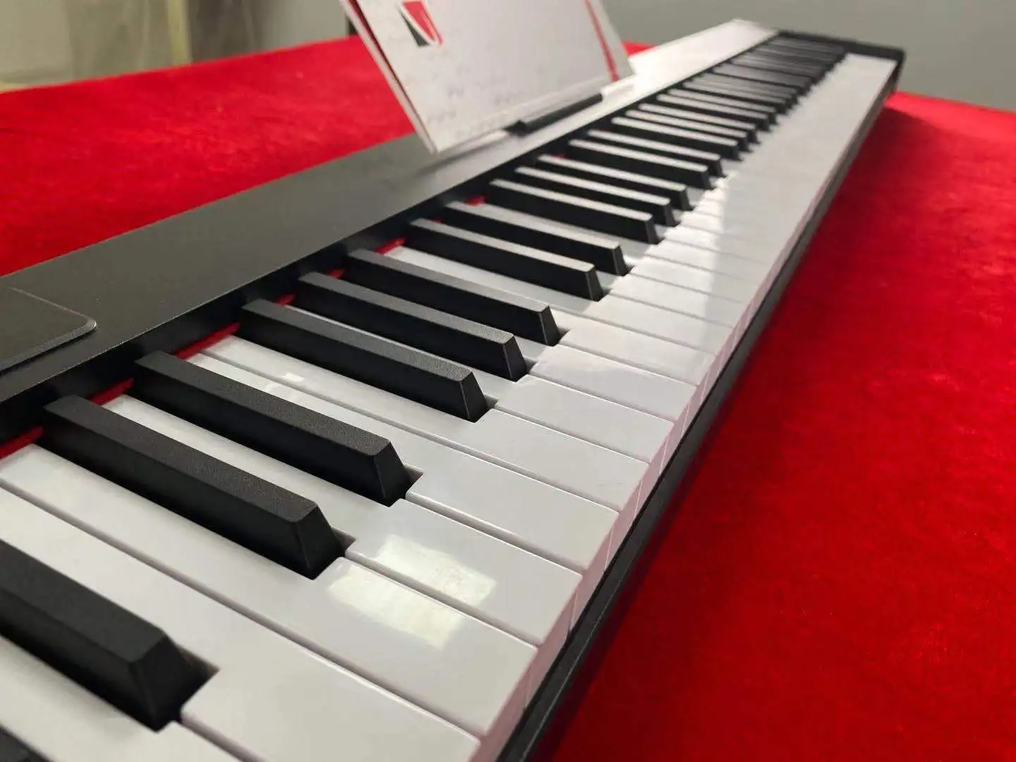 بيانو إلكتروني عالي الجودة 88 مفتاحًا MIDI بطارية قابلة للشحن بيانو مستقيم للمبتدئين