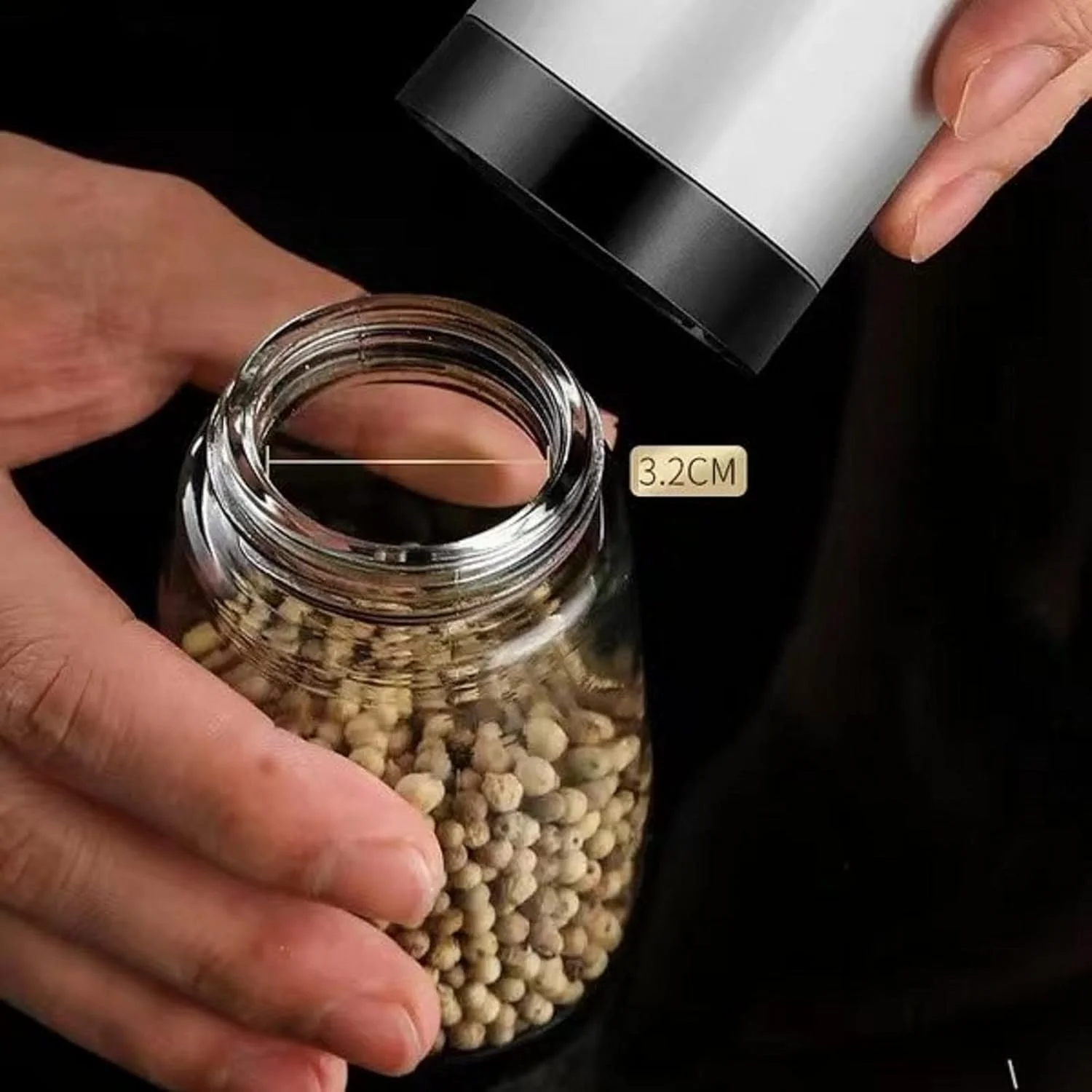 인체공학적 디자인의 스파이스 그라인더 2.5인치 - 블랙.