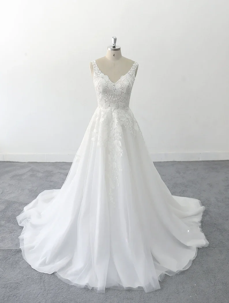 

Custom Lace Wedding Dress A-Line Wedding Dress Full-Length Exquisite White Lace Wedding Dress Backless Wedding Dress