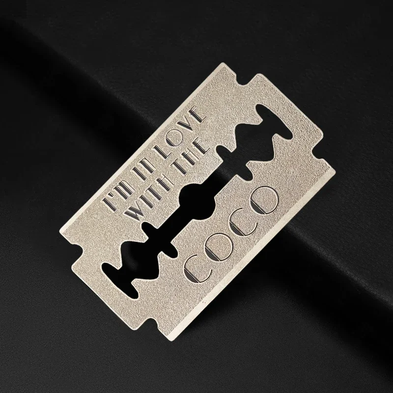 ออกแบบการ์ดโลหะกันน้ำและกันการกัดกร่อน ทนทาน ใช้เป็นการ์ดเล่นหรือนามบัตร