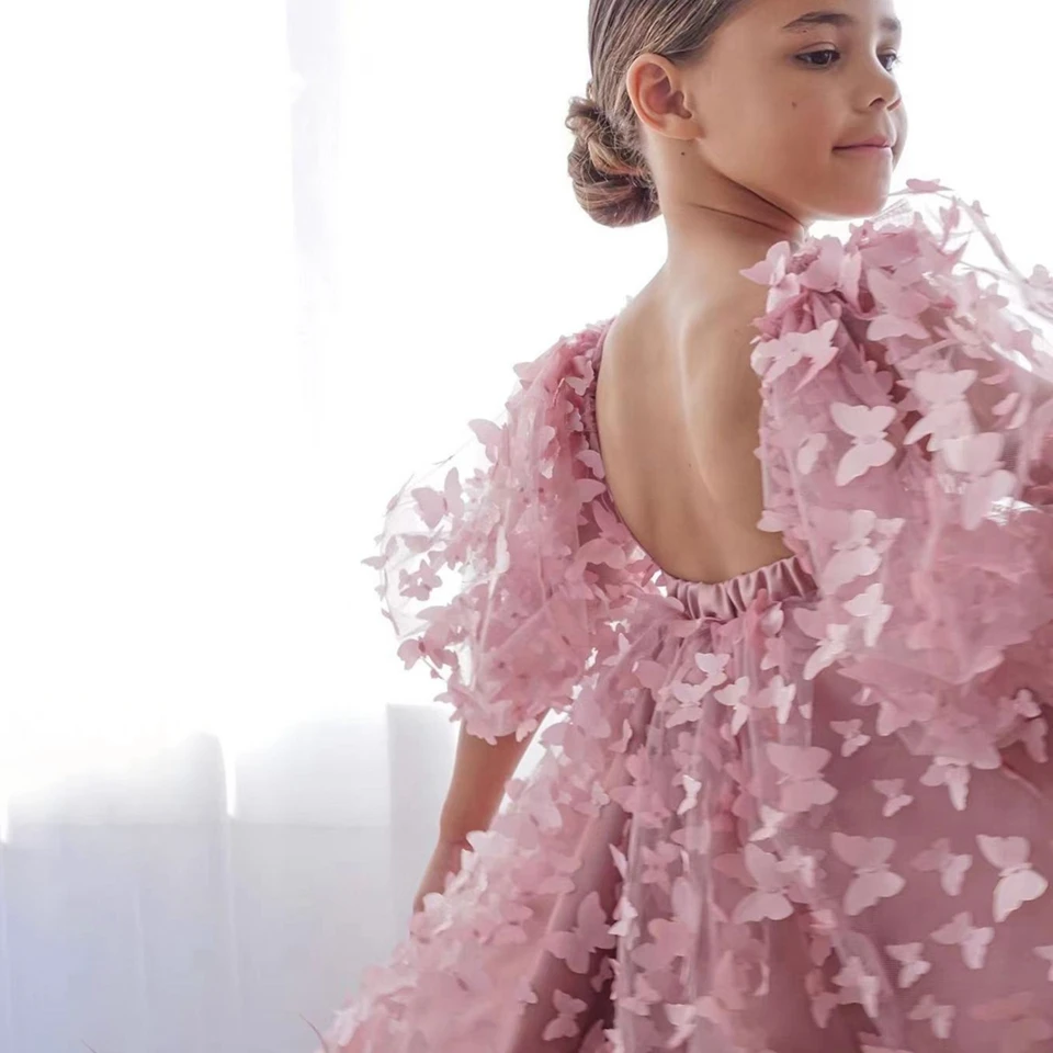 Maßgeschneidertes schönes rosa Blumenmädchenkleid für die Hochzeit 2024, 3D-Schmetterlingsapplikationen, rückenfrei, Geburtstagsfeier, Erstkommunionkleid