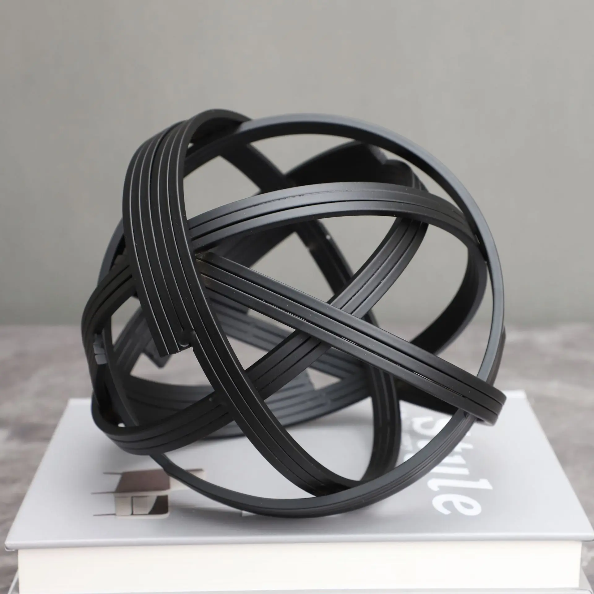 

Modern simple black metal thread ball model house sales department bedroom study restaurant bedroom tabletop ornament