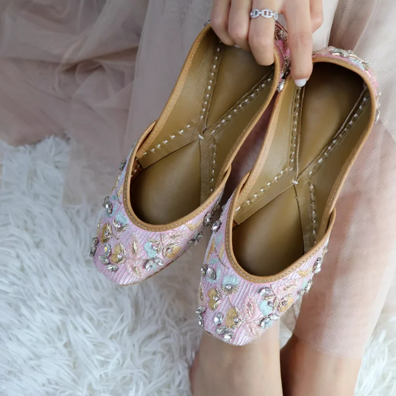 

Светло-розовая подошва из воловьей кожи с бусинами для ногтей Индийская обувь ручной работы в нежном стиле