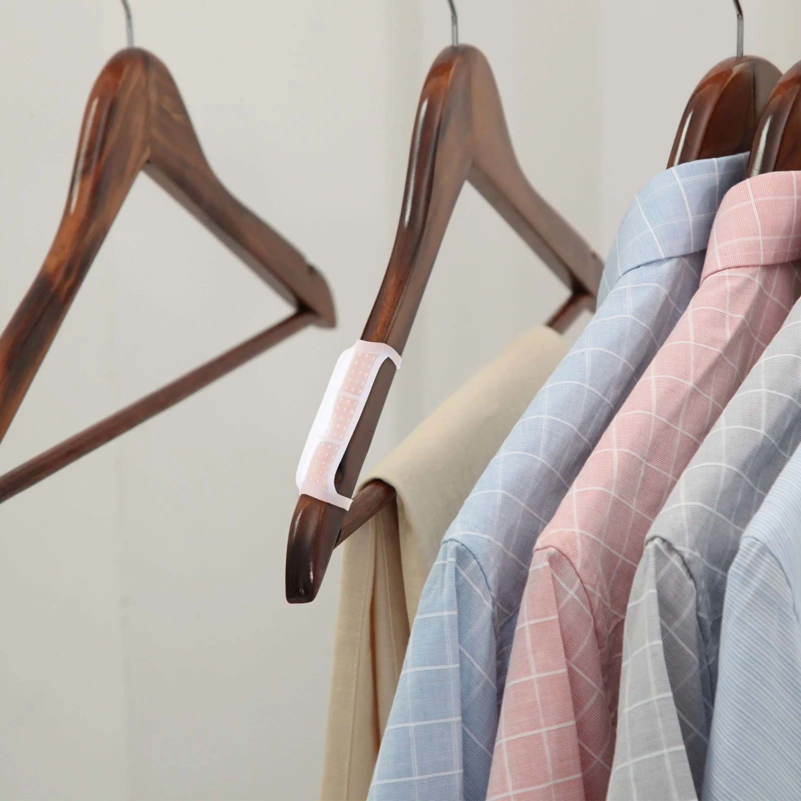 

100Pcs Anti-Slip Shoulder Pads 2cm Wide Transparent Non-Skid Hanger Grips for Metal Wood Plastic Hangers Hanger Pad