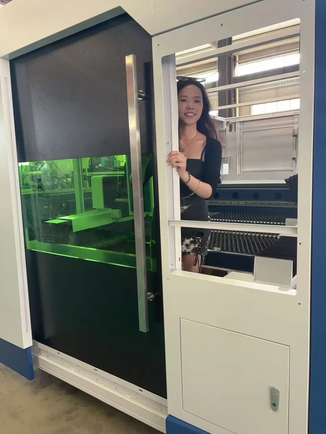 نظام القطع بليزر الألياف موديل 3015 مع مصدر ليزر للتكنولوجيا الألمانية المتقدمة لتصنيع المعادن الدقيقة