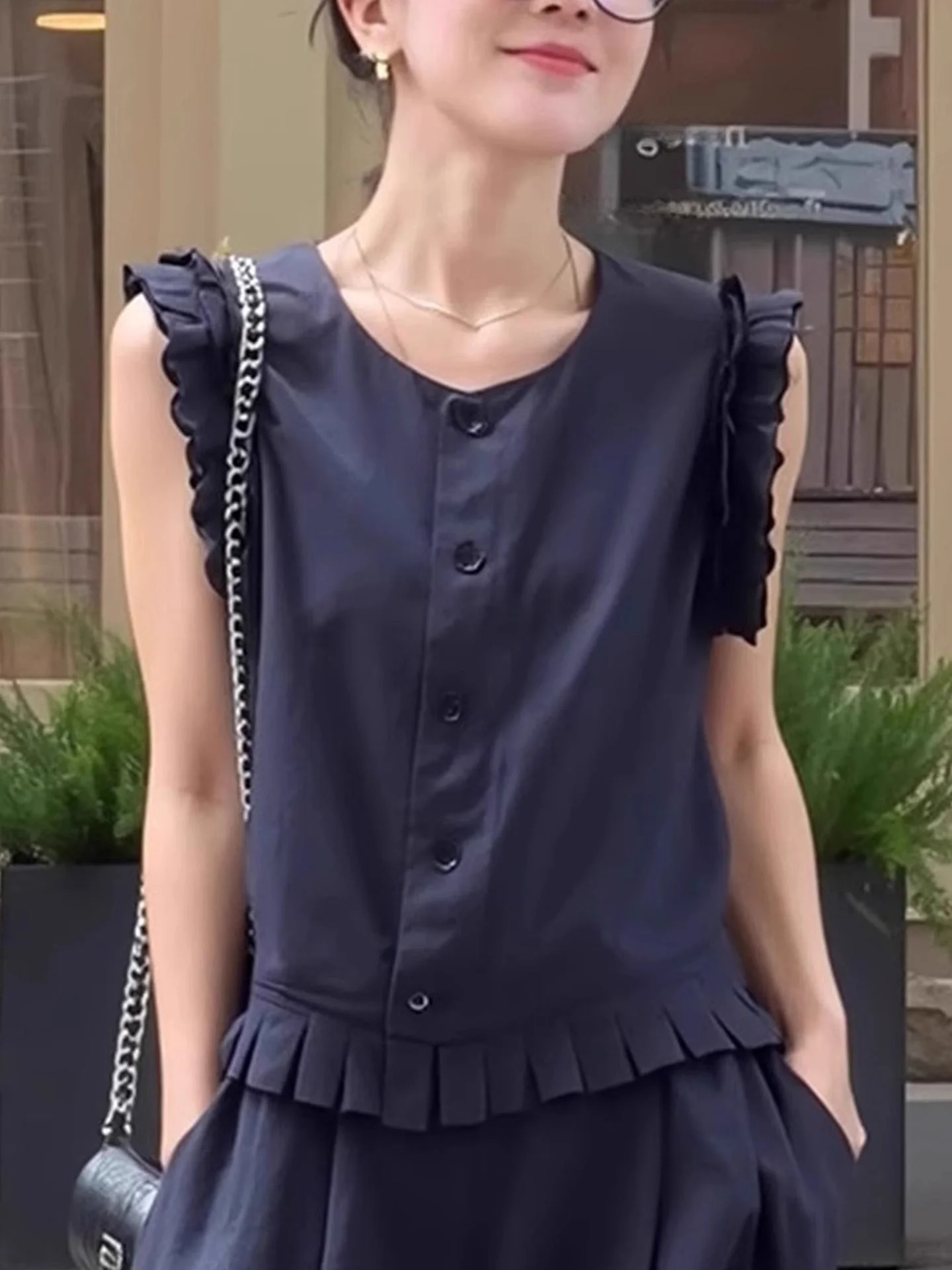 

Женский шелковый топ Ele Summer 2025: элегантный жилет-кардиган с одной пуговицей, дизайнерский крой, европейский бренд класса люкс