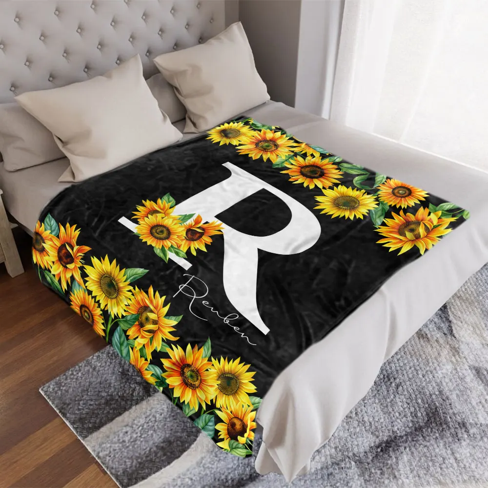 بطانية ريوبين عباد الشمس - أبيض نابض بالحياة 'R' مع عباد الشمس الأصفر والأوراق الخضراء والحدود المزخرفة - رمي ناعم ومريح للمنزل