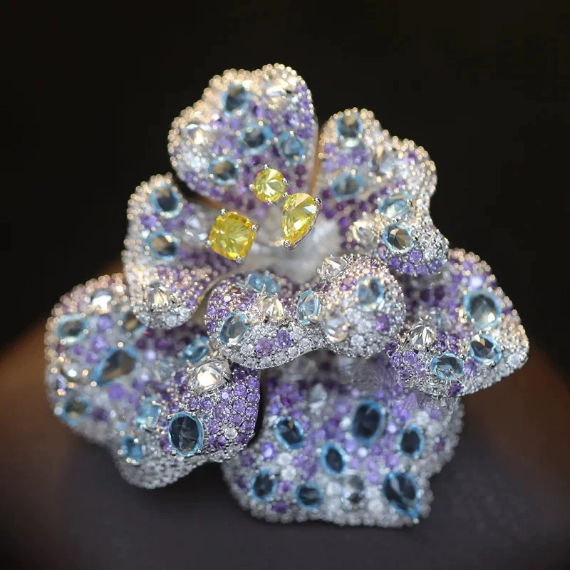 OKILY Luxury AAAA Zircon Lotus Flower Brooches Crystal Ginkgo Leaf for Women's Elegant Enamel Osmanthus Pearl Flower Corsage