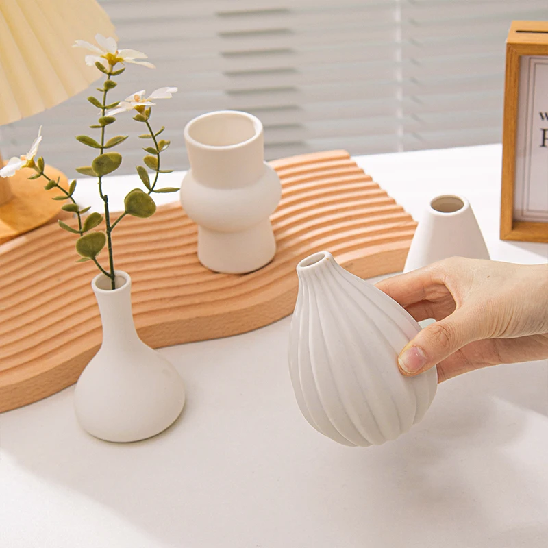 Hand houdt keramische vaas vast, collectie overzicht