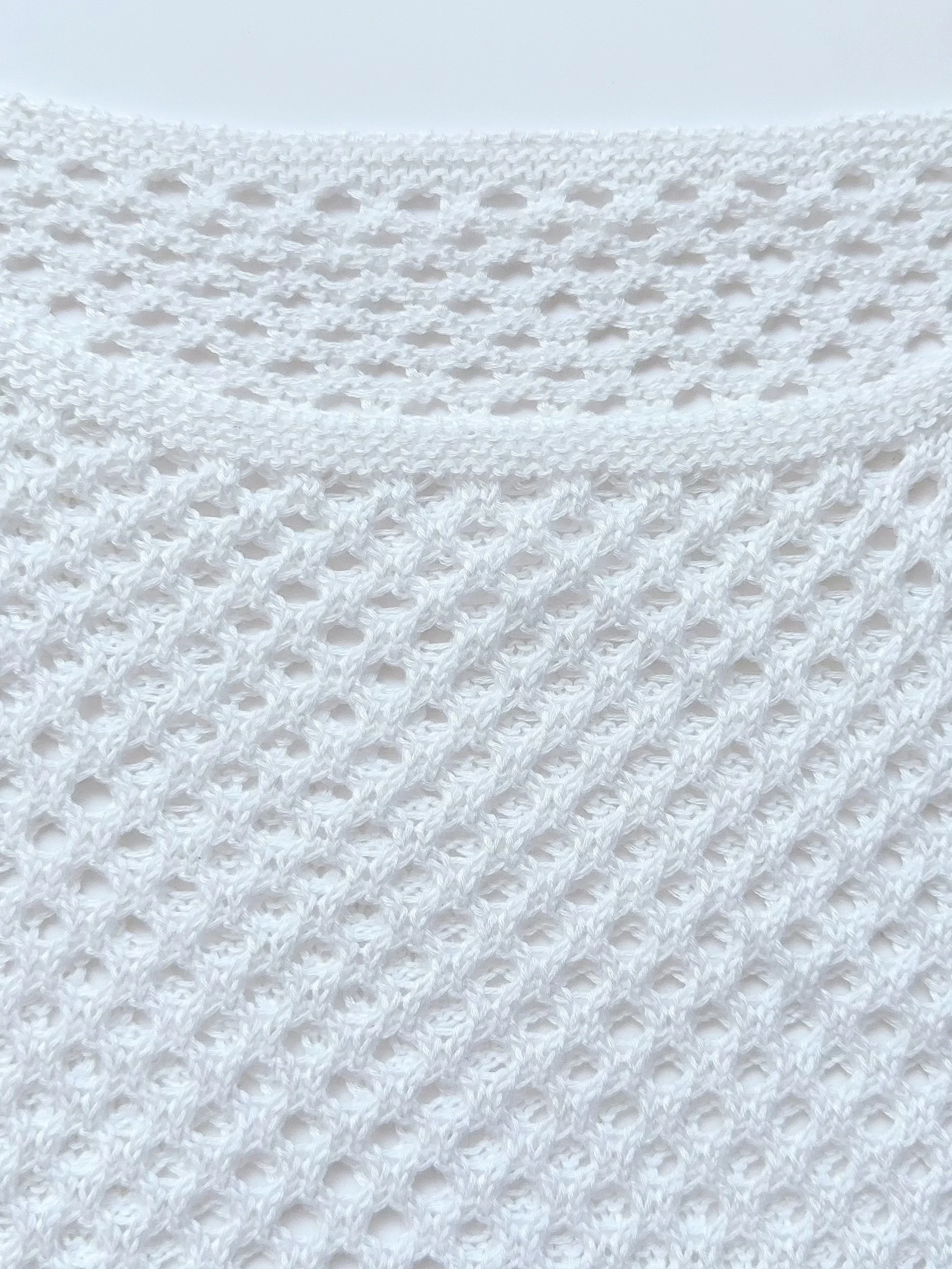 Lässiges, tailliertes Strick-Kurzkleid, Strandkleid mit seitlichem Tunnelzug und Cut-Outs, trendige Damen-Strandmode – Detail 6