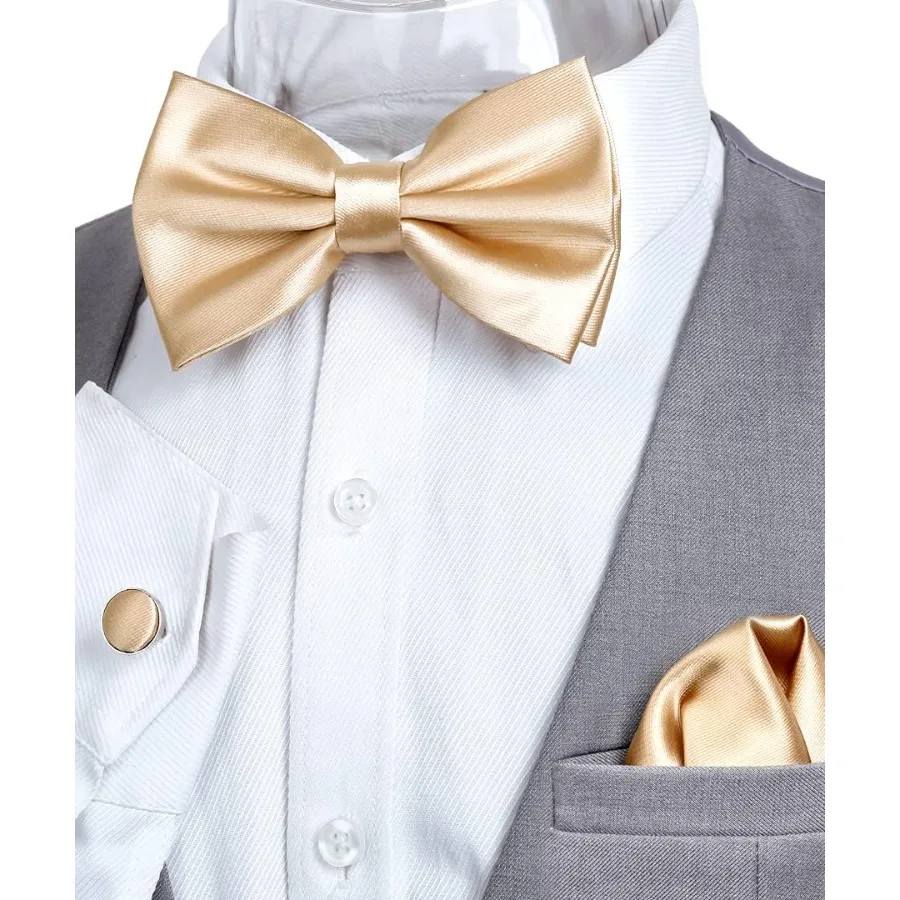 ชุดสูทผู้ชายสุดหรู ประกอบด้วยเนคไทโบว์ ผ้าเช็ดหน้า และกระดุมข้อมือ เหมาะสำหรับงานเลี้ยงแบบ Black Tie งานแต่งงาน และงานกาล่า