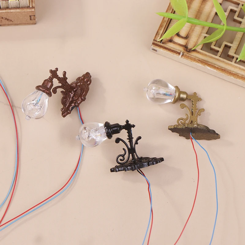 Lampada da parete per casa delle bambole in miniatura Lampada da scrivania leggera Mini illuminazione a LED Decorazione per la casa Mobili per bambole Il giocattolo può essere luminoso