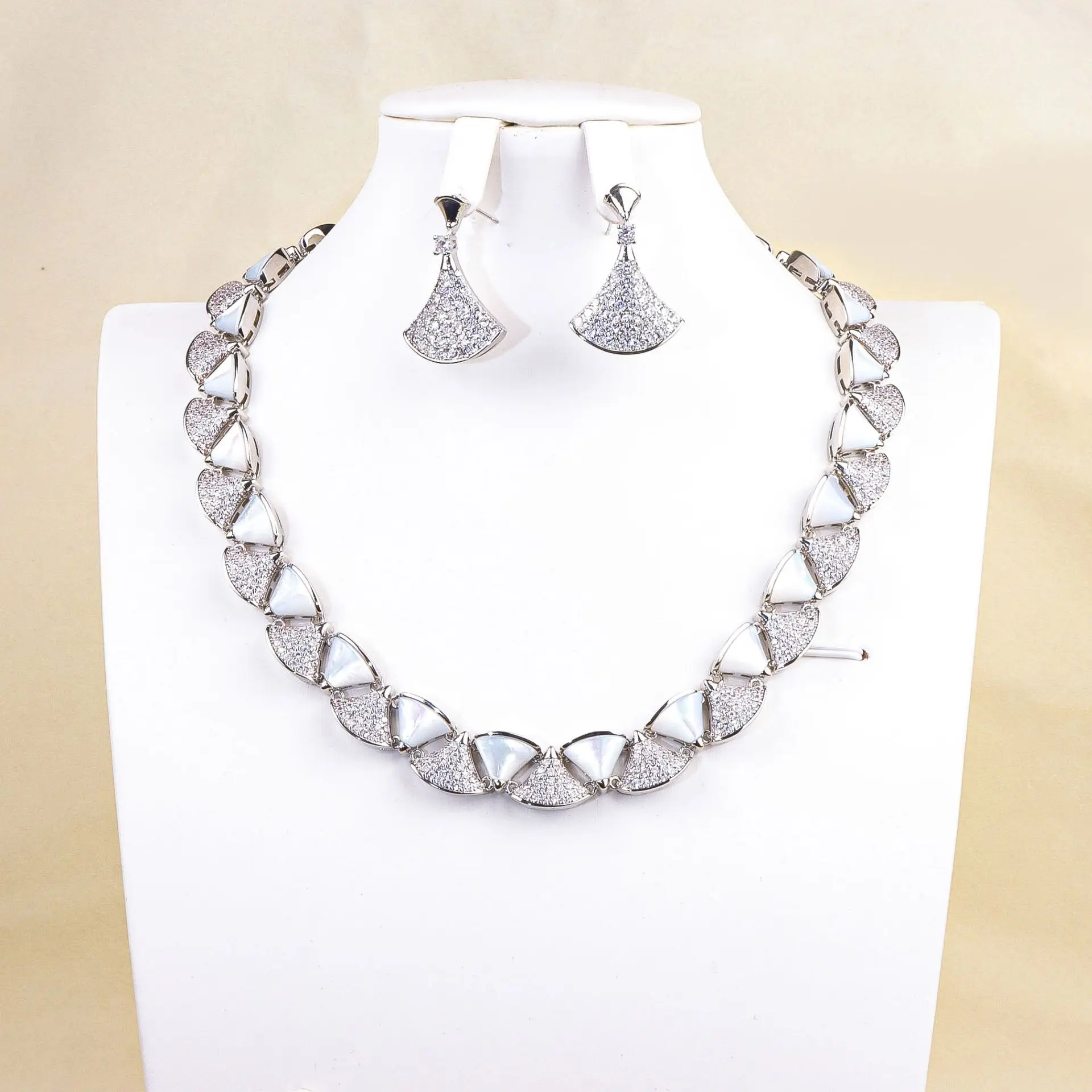 

HIBRIDE New Personalized Gentle Triangular Premium Necklace Earrings Jewelry Suitable for Nigerian Wedding Host Gift Dress S-935